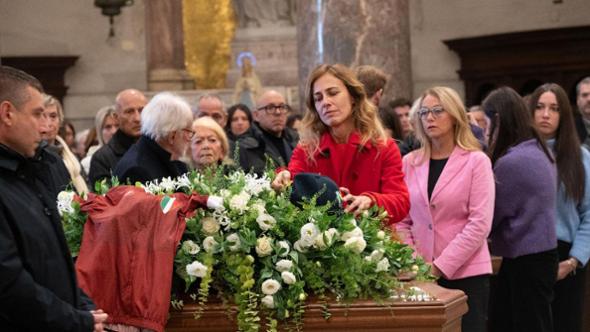 Tutti con il cagnolino ai funerali del veterinario Luca Ferrero: alla Gran Madre le famiglie allargate ai quattro zampe